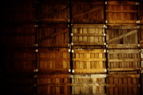 Ujęcie drewnianych skrzyń w piwnicy