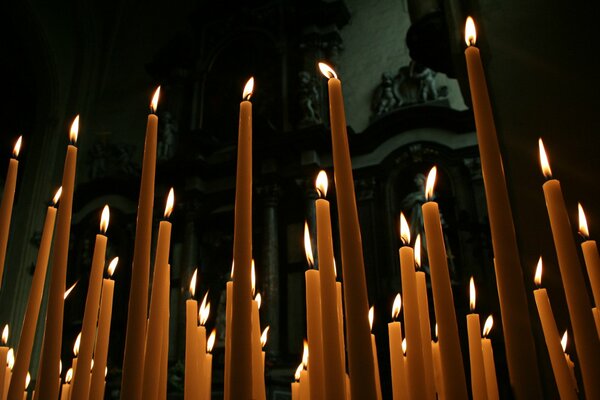 Velas de cera encendidas en vacaciones