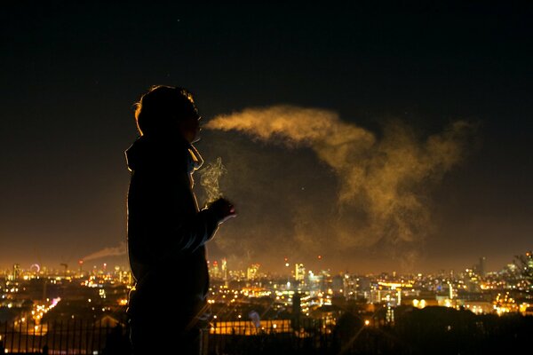 Fumée libérée sur fond de ville nocturne