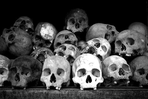 Cementerio de horribles calaveras