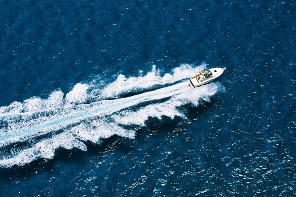 Das Boot schwimmt durch die Wellen