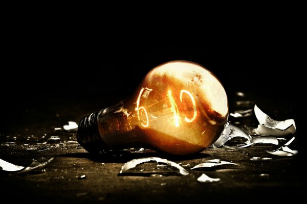 The incandescent lamp lies in fragments