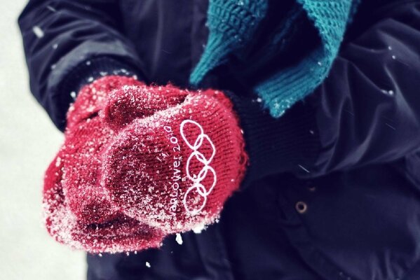 Guanti olimpici rossi vestiti per le Olimpiadi di Vancouver 2010