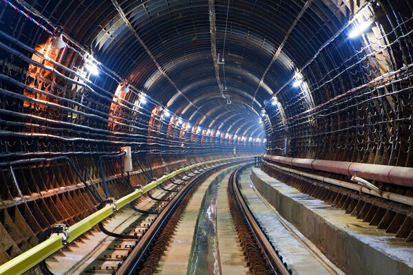 Tunel metra są szyny