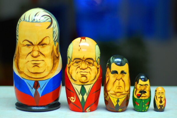 Matrioska dei cinque capi della Russia, matrioska dei capi di stato