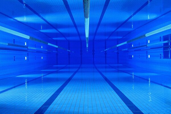 La piscina es un poco de agua en una multitud de personas