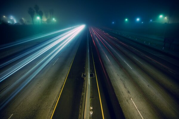 Circuito nocturno. luces de carretera nocturnas