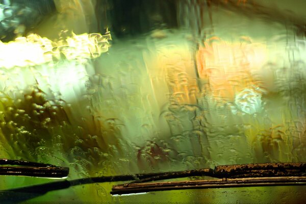 Con las gotas de lluvia en el vidrio no pueden hacer frente a los limpiaparabrisas