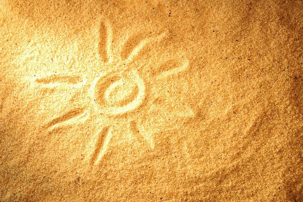 Muster der Sonne auf fließendem Sand