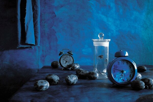 Monochromatyczne, śliwkowe i budziki na tle niebieskiej ściany