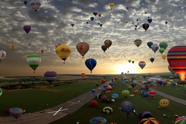 Fliegen in einem Heißluftballon durch einen farbigen Himmel