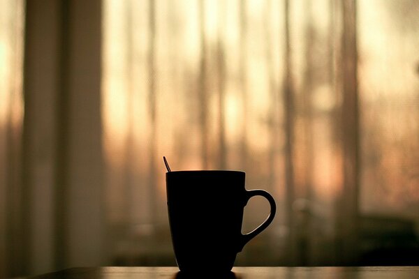 Bonjour. Café sur fond de fenêtre