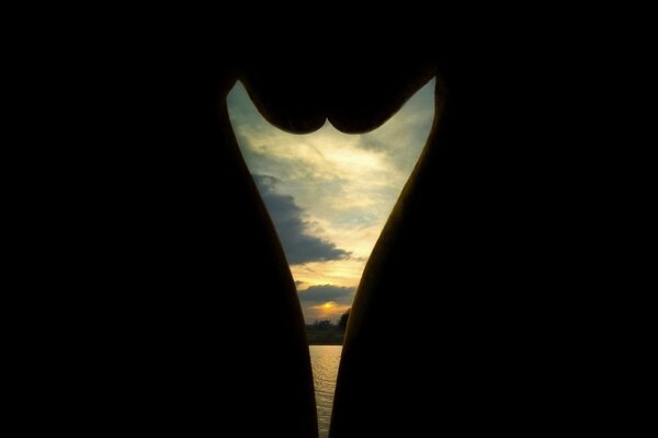 Puesta de sol es un fenómeno natural en el lago cuenta con una silueta