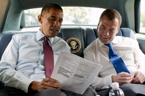 Title Presidents dmitry Medvedev and Barack Obama read the document