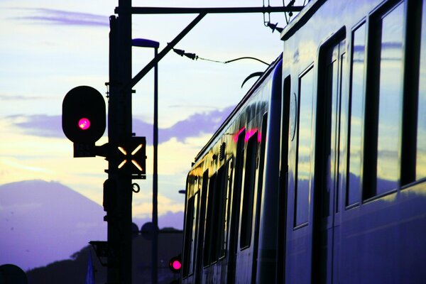 Espera vagón de metro cerca de semáforo