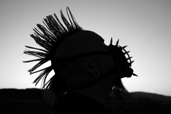 Silhouette punk dans un museau à pointes