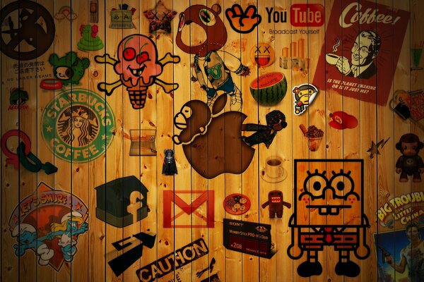 Logos IntrNet célèbres sur le mur en bois