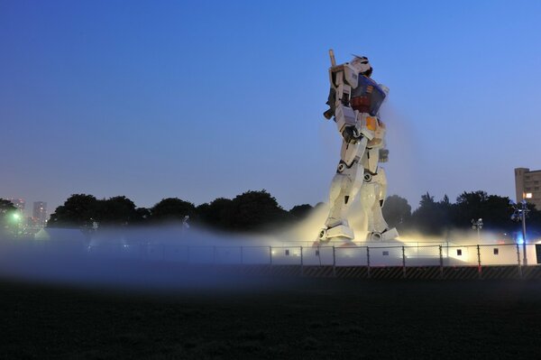 Un gran robot en el fondo de una puesta de sol azul