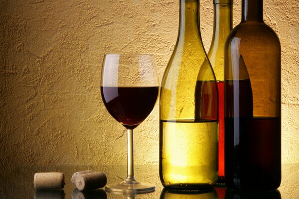 Wein und ein Glas auf dem Tisch sind ein Grund zum Entspannen