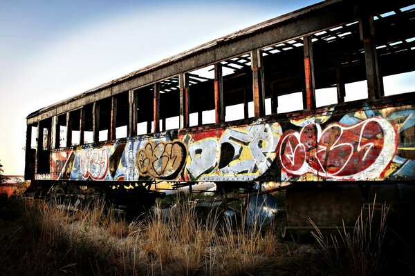 Graffiti su un vagone del treno abbandonato