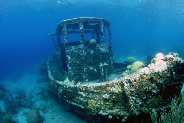 Затопления лодка на дне моря и океана