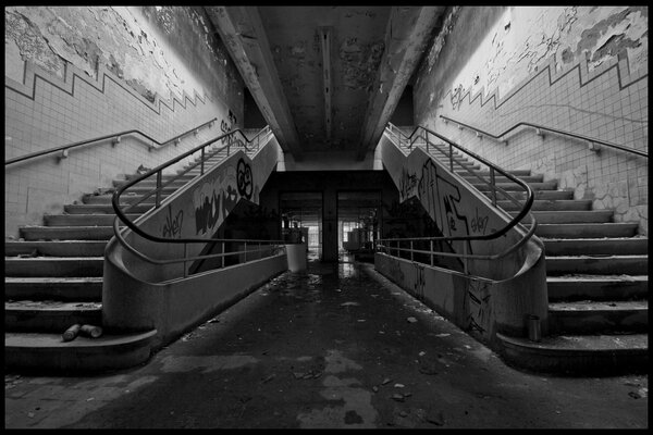 Escalier à l entrée de l ancien bâtiment avec des graffitis