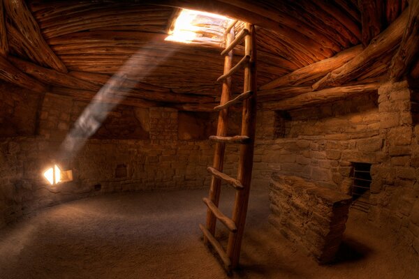 Décoration créative de la grotte et des rayons de lumière pénétrant sur les murs