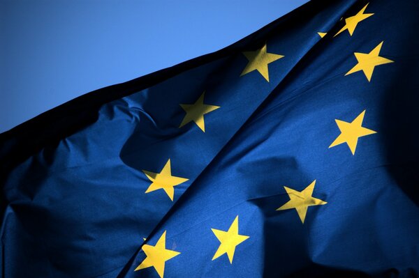 Sullo sfondo blu dell Unione europea stelle gialle