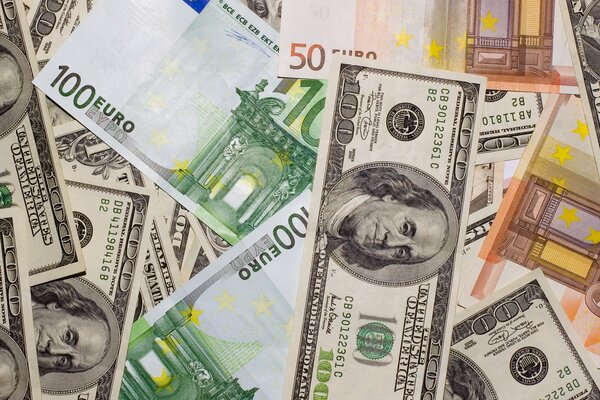 Geld viele Euro und Dollar