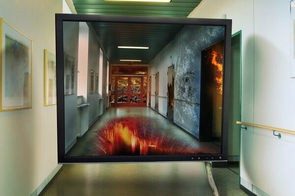 Monitor-Bildschirm im Hof des Gebäudes. Feuer auf dem Bildschirm