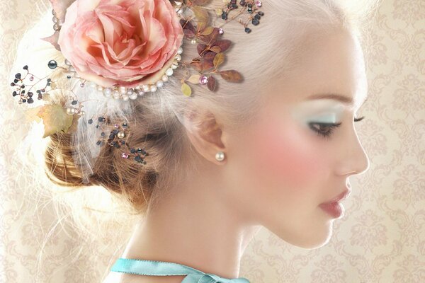 Девушка с красивой сияющей розой на голове