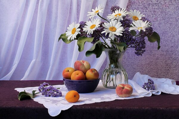 Peinture avec des pêches et un bouquet de marguerites avec lilas