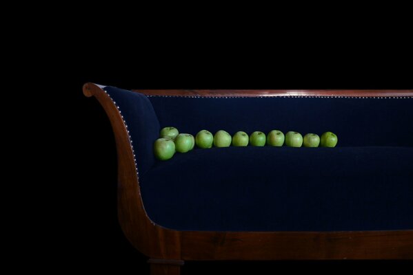 Grüne Äpfel auf der Couch für den Hintergrund