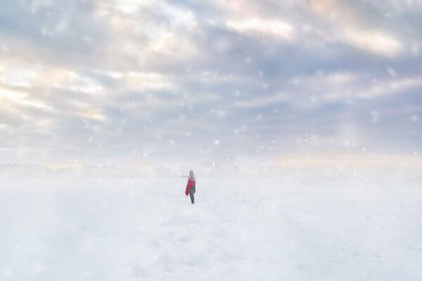 Einsames Mädchen auf einem schneebedeckten Feld