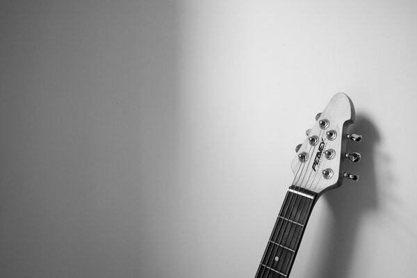 Chitarra in una stanza in bianco e nero