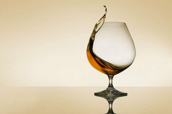 Ein Glas Spritzer teuren Cognac