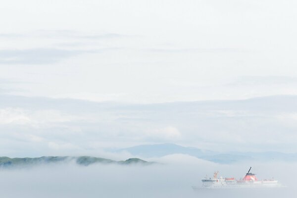 Barco flotando en la niebla a casa