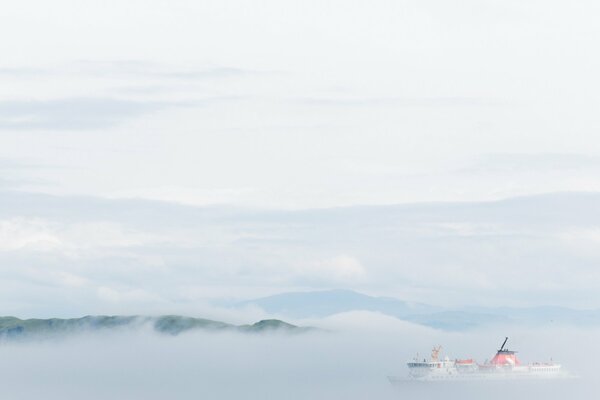 Navire flottant dans le brouillard à la maison
