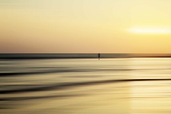 Homme au bord de la mer