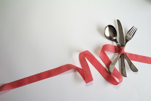 Unusual design of cutlery table decorations