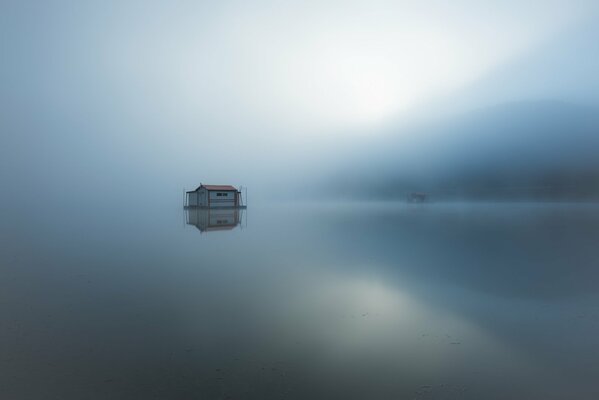 Sur le lac brouillard et seulement à Dali voir une petite maison sur pilaf