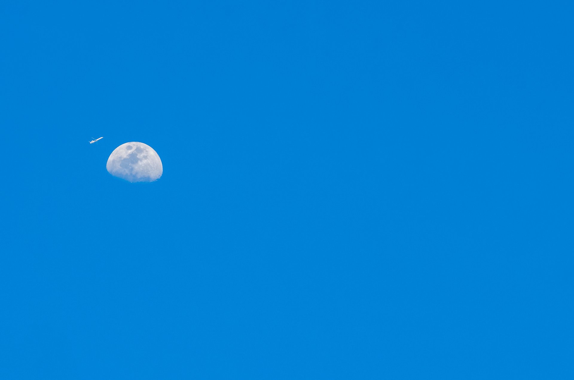 avión luna planeta cielo