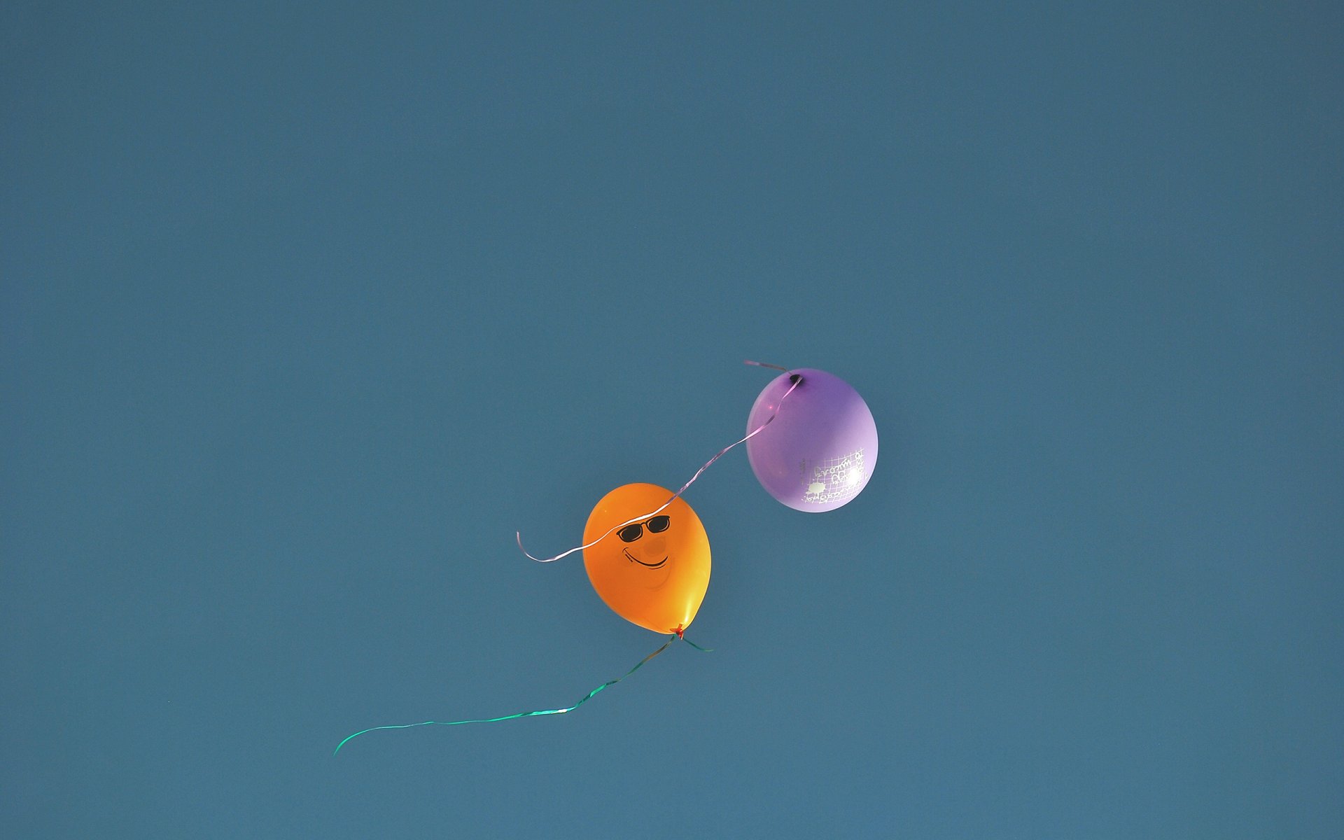 himmel luftballons bunt bänder zeichnung brille lächeln