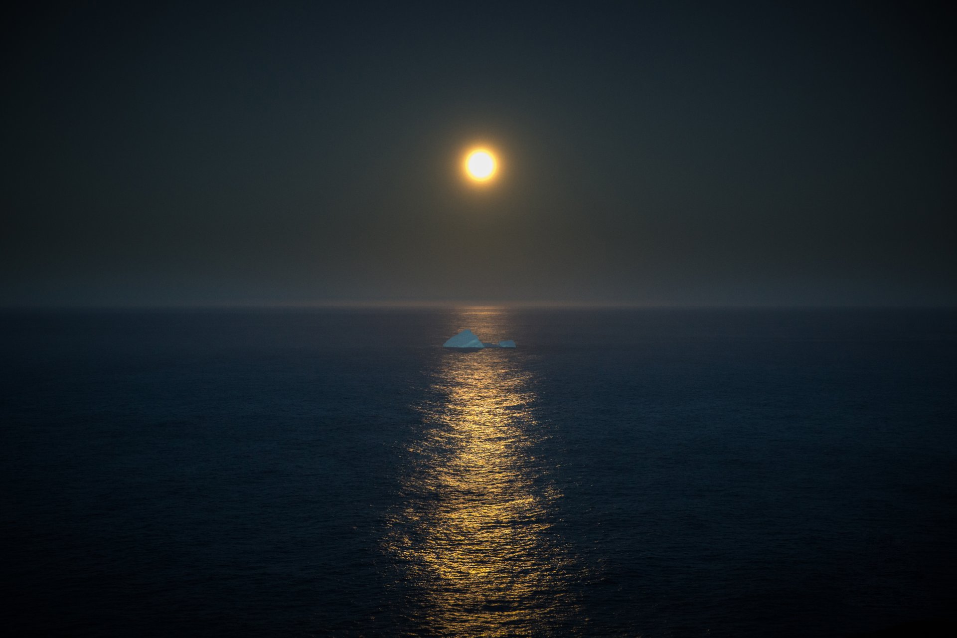 eisberg vollmond spiegel reflexion licht horizont meer grauer himmel