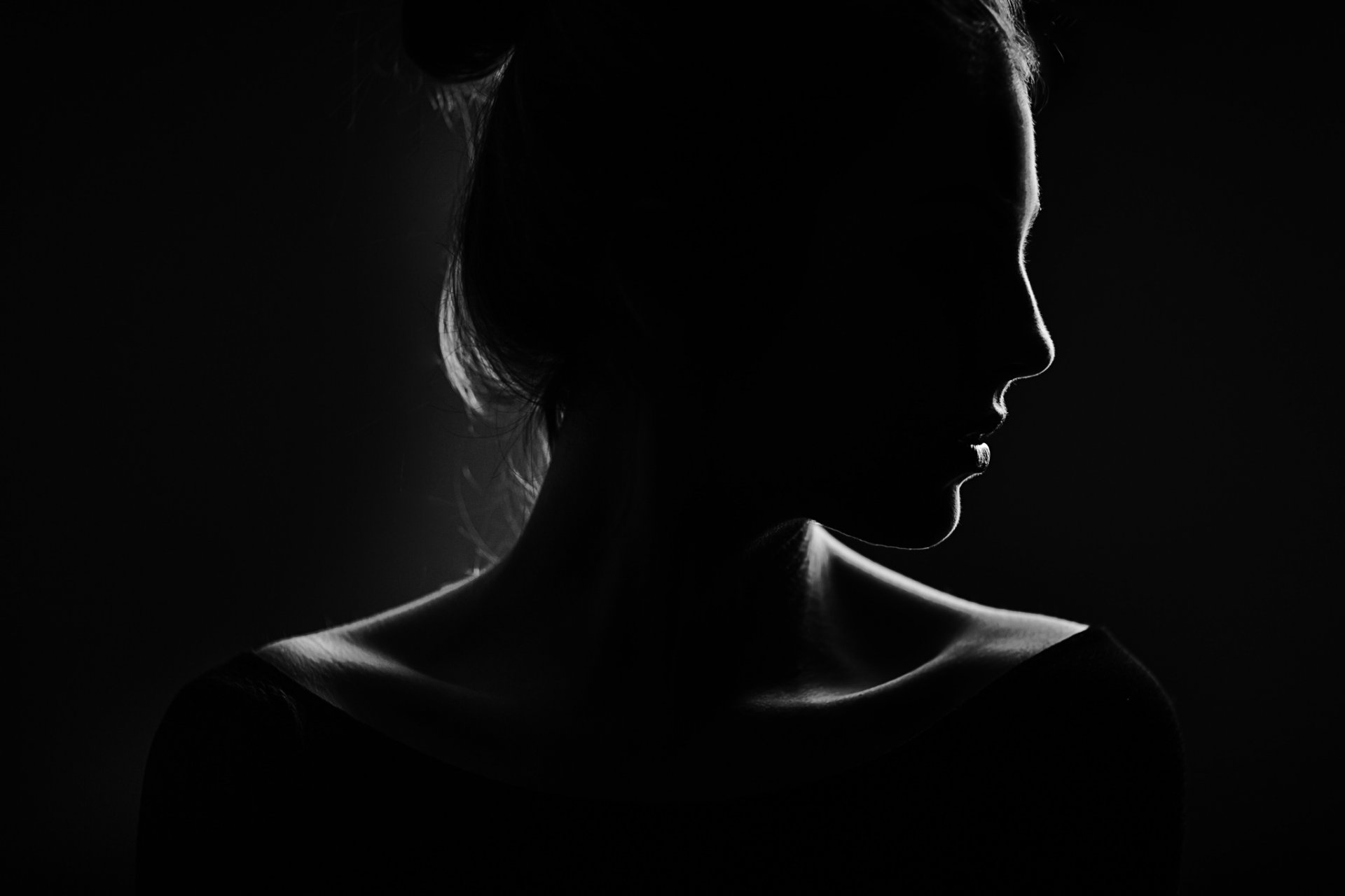 ragazza sfondo nero profilo silhouette