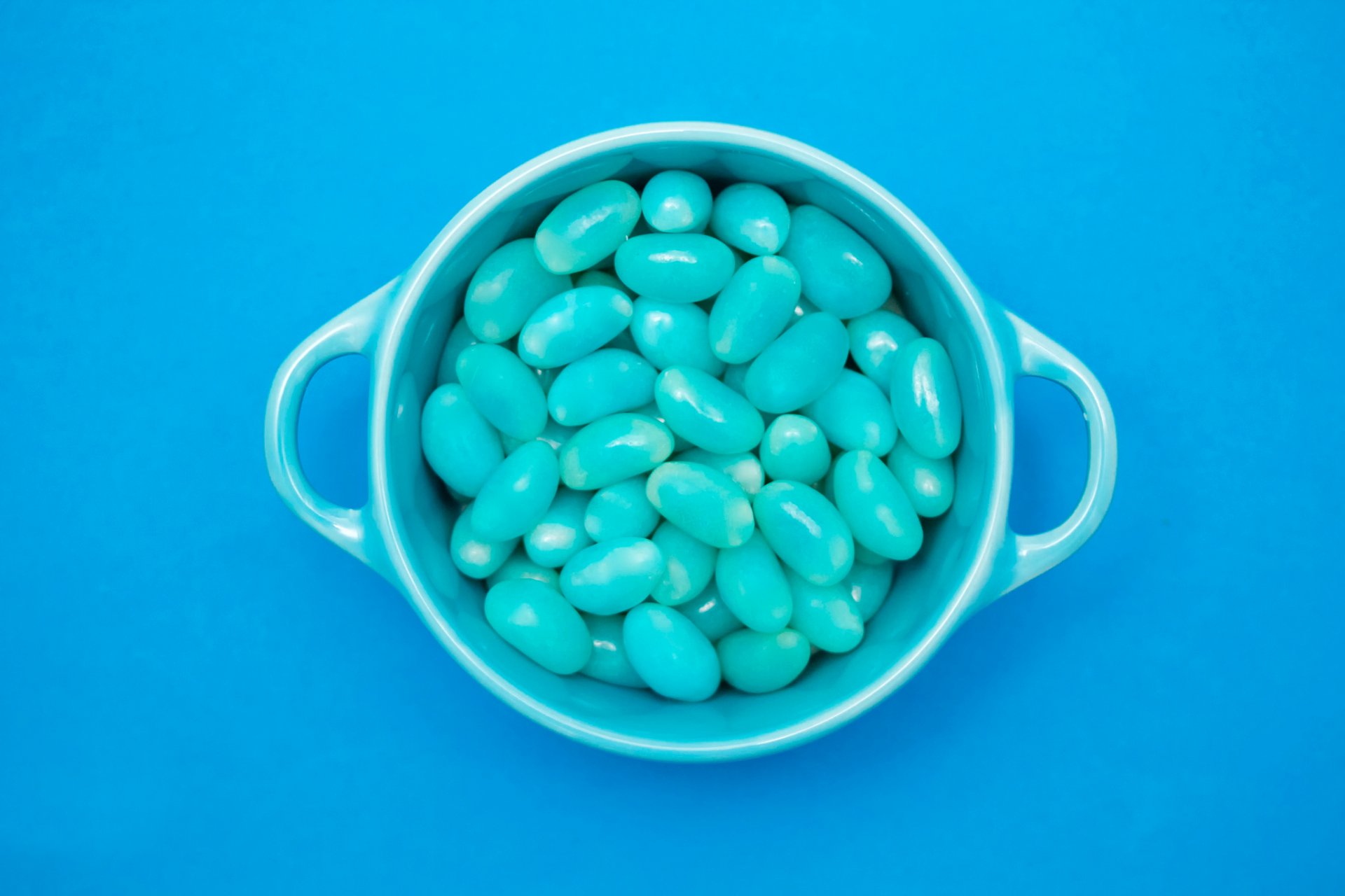 azul en el cubo jelly beans taza