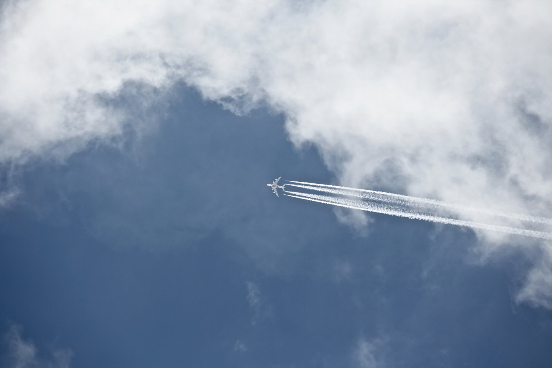 avion ciel minimalisme