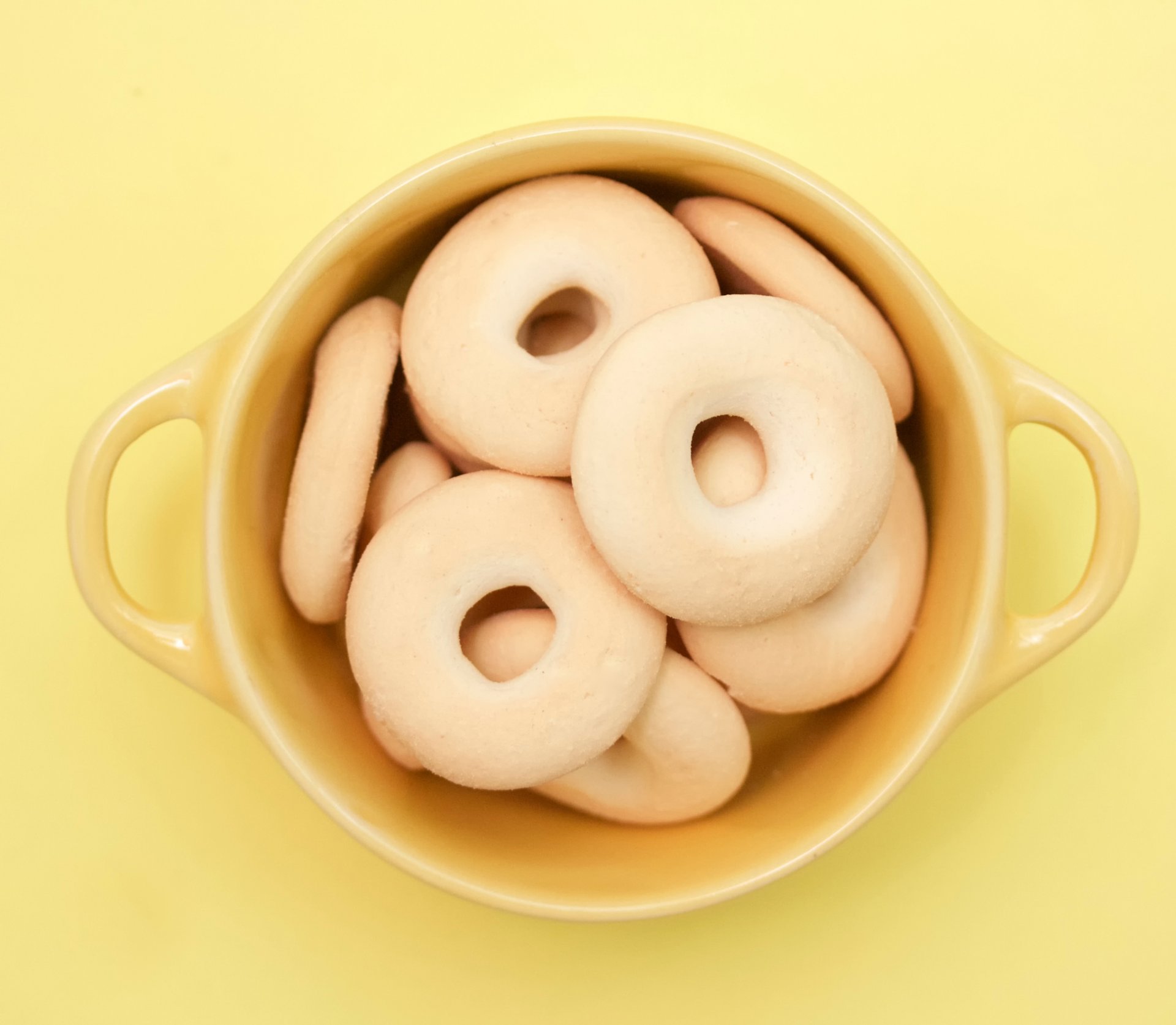 cube jaune biscuit tasse