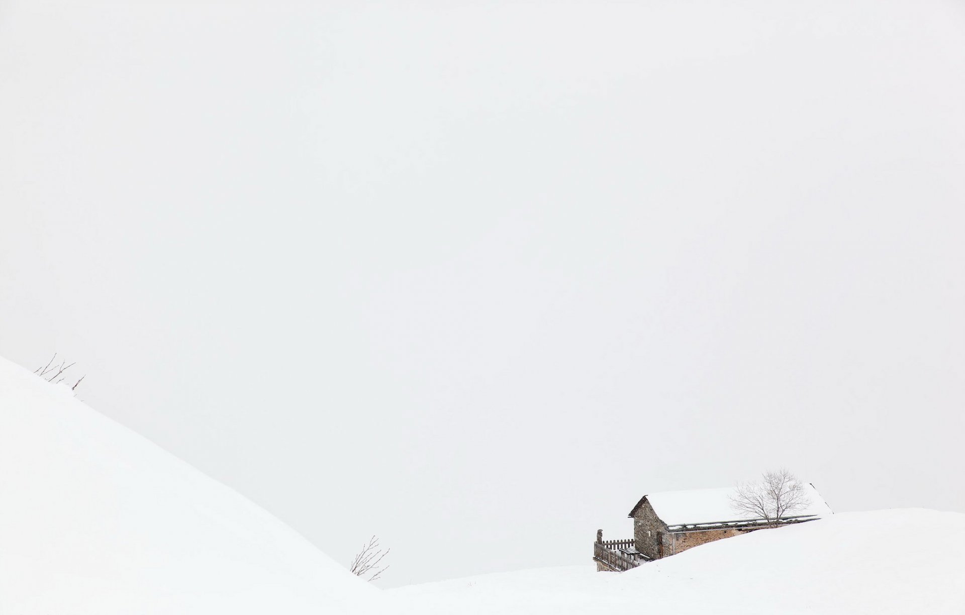 maison neige brouillard