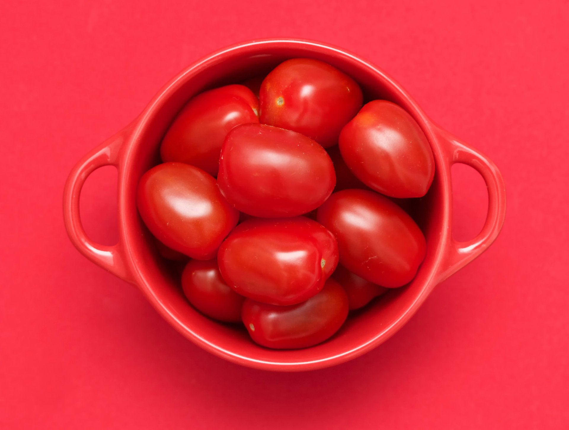 cubo rojo tomates taza